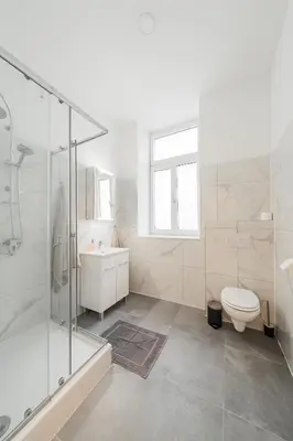 Ein Badezimmer in der Unterkunft Chic Central City Rooms by Home2
