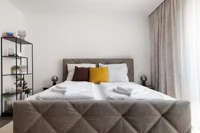Ein Bett oder Betten in einem Zimmer der Unterkunft NEU! Apartment mit Klimaanlage, nahe Hauptbahnhof