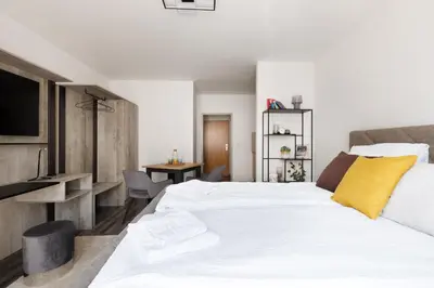Ein Bett oder Betten in einem Zimmer der Unterkunft NEU! Apartment mit Klimaanlage, nahe Hauptbahnhof