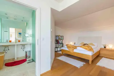 Ein Bett oder Betten in einem Zimmer der Unterkunft Whirlpool , Dachterrasse , Wienblick , zwei Etagen
