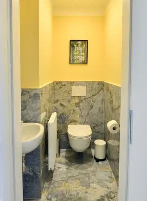 Ein Badezimmer in der Unterkunft Spacious and Comfy With 3 Bedrooms