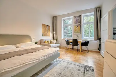 Ein Bett oder Betten in einem Zimmer der Unterkunft posh Studio Apartment - stylish & urban