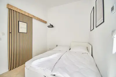 Ein Bett oder Betten in einem Zimmer der Unterkunft posh Studio Apartment - stylish & urban