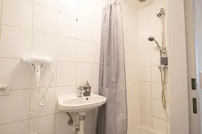 Ein Badezimmer in der Unterkunft Simple 1BR Studio Escape, Your Relaxing Getaway
