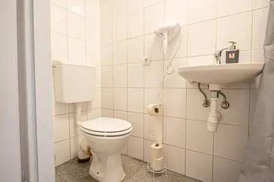 Ein Badezimmer in der Unterkunft Simple 1BR Studio Escape, Your Relaxing Getaway