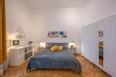 Ein Bett oder Betten in einem Zimmer der Unterkunft Cosy City Center Apartment