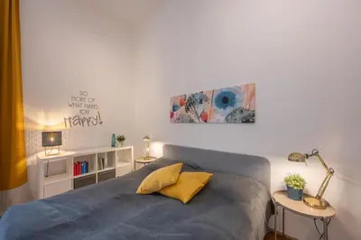 Ein Bett oder Betten in einem Zimmer der Unterkunft Cosy City Center Apartment