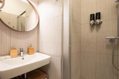 Ein Badezimmer in der Unterkunft 2-rooms apartment 10 min away from city center