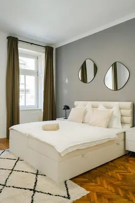 Ein Bett oder Betten in einem Zimmer der Unterkunft Cozy APT perfect for 4-6 TV Metro Self-Checkin