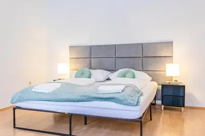 Ein Bett oder Betten in einem Zimmer der Unterkunft Comfortable 2BR Apt for 5, Near Wiener Stadthalle