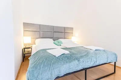 Ein Bett oder Betten in einem Zimmer der Unterkunft Comfortable 2BR Apt for 5, Near Wiener Stadthalle