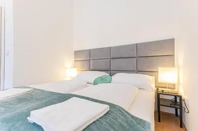 Ein Bett oder Betten in einem Zimmer der Unterkunft Comfortable 2BR Apt for 5, Near Wiener Stadthalle