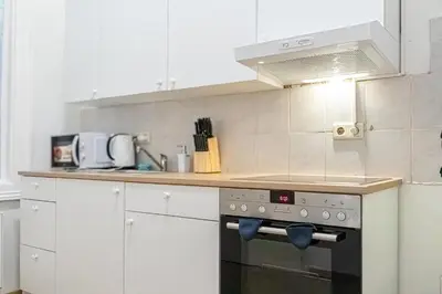 Küche/Küchenzeile in der Unterkunft Comfortable 2BR Apt for 5, Near Wiener Stadthalle