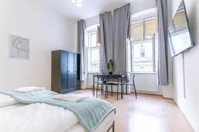 Ein Bett oder Betten in einem Zimmer der Unterkunft Comfortable 2BR Apt for 5, Near Wiener Stadthalle