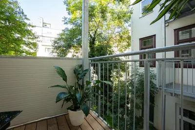 Ein Balkon oder eine Terrasse in der Unterkunft Central brand-new apartment with a patio