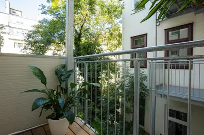 Ein Balkon oder eine Terrasse in der Unterkunft Central brand-new apartment with a patio