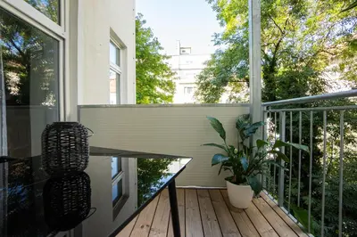 Ein Balkon oder eine Terrasse in der Unterkunft Central brand-new apartment with a patio