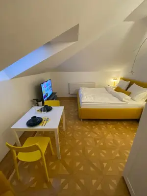 Ein Bett oder Betten in einem Zimmer der Unterkunft Small but Charming-Yellow Appartement
