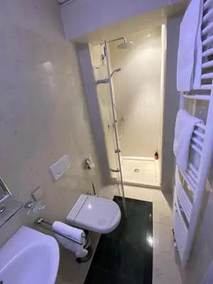 Ein Badezimmer in der Unterkunft Small but Charming-Yellow Appartement