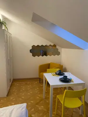 Grundriss der Unterkunft Small but Charming-Yellow Appartement