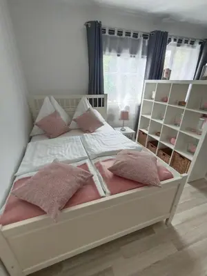 Ein Bett oder Betten in einem Zimmer der Unterkunft Ferienwohnung Strohblume