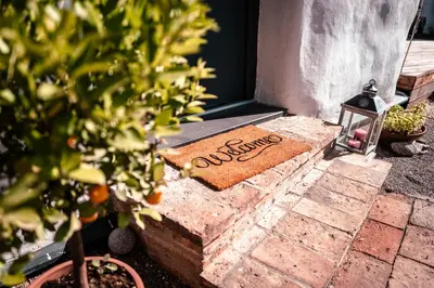 Ein Garten an der Unterkunft Strohlehm'zhaus