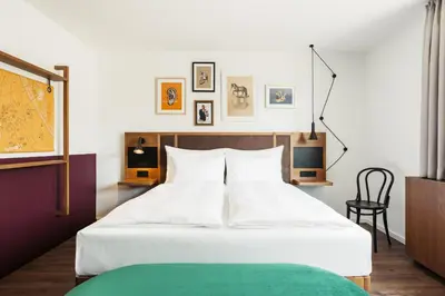 Ein Bett oder Betten in einem Zimmer der Unterkunft Hotel Schani UNO City