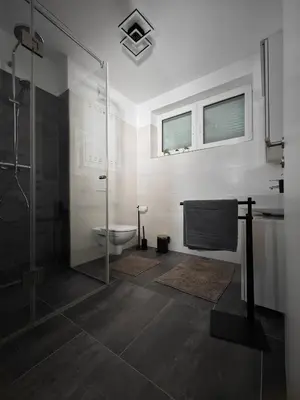 Ein Badezimmer in der Unterkunft Cozy & Stylish Appartment in Vienna - 1 min to U3 Metro - Quiet Area with Shops nearby