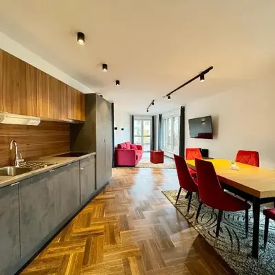Möblierte Wohnung + Parkplatz und Terrasse
