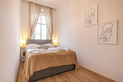 Ein Bett oder Betten in einem Zimmer der Unterkunft Cozy 1BR & Living Room Near Wiener Stadthalle