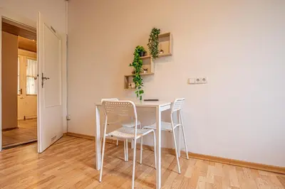 Grundriss der Unterkunft Cozy 1BR & Living Room Near Wiener Stadthalle