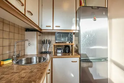 Küche/Küchenzeile in der Unterkunft Cozy 1BR & Living Room Near Wiener Stadthalle
