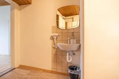 Ein Badezimmer in der Unterkunft Cozy 1BR & Living Room Near Wiener Stadthalle