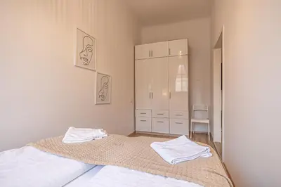 Ein Bett oder Betten in einem Zimmer der Unterkunft Cozy 1BR & Living Room Near Wiener Stadthalle