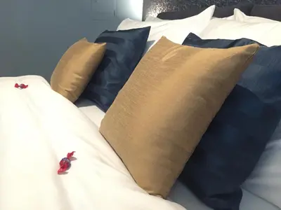 Ein Bett oder Betten in einem Zimmer der Unterkunft Pink Grapefruit City Condo