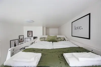 Ein Bett oder Betten in einem Zimmer der Unterkunft Market compact retreat