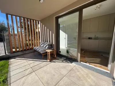 Ein Balkon oder eine Terrasse in der Unterkunft Modern Studio Gardenia_Gartenwohnung Alte Donau