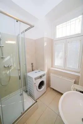Ein Badezimmer in der Unterkunft Modern Apartment near City Center 1BR