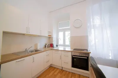 Küche/Küchenzeile in der Unterkunft Modern Apartment near City Center 1BR