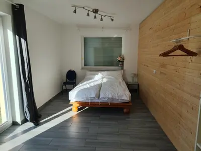 Ein Bett oder Betten in einem Zimmer der Unterkunft Erdgeschoss Wohnung nahe Flughafen