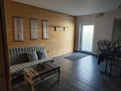 Ein Sitzbereich in der Unterkunft Erdgeschoss Wohnung nahe Flughafen
