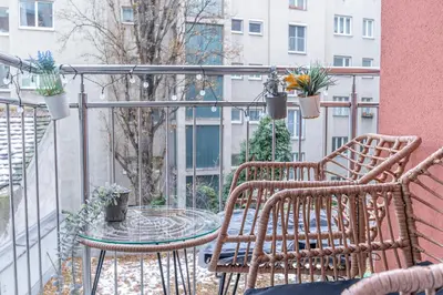 Ein Balkon oder eine Terrasse in der Unterkunft Superb Fully Equipped Apartment, 9 min to City Center via Metro