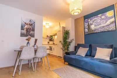 Ein Sitzbereich in der Unterkunft Superb Fully Equipped Apartment, 9 min to City Center via Metro