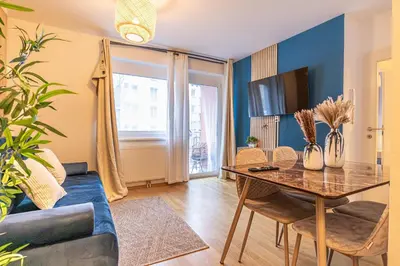 Ein Sitzbereich in der Unterkunft Superb Fully Equipped Apartment, 9 min to City Center via Metro