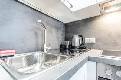 Küche/Küchenzeile in der Unterkunft Charming 1BR, Steps from Reumannplatz U1