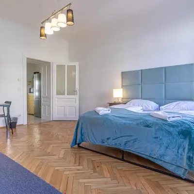 City Chic: Spacious 2 BR Hideaway with Local Flair
