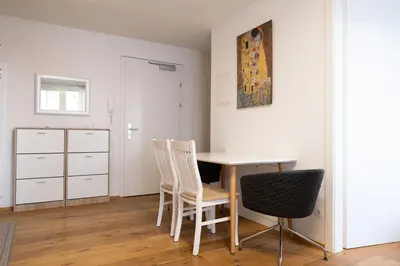 Ein Sitzbereich in der Unterkunft Modern apartment w/ cozy balcony near city center