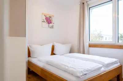 Ein Bett oder Betten in einem Zimmer der Unterkunft Modern apartment w/ cozy balcony near city center