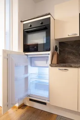 Küche/Küchenzeile in der Unterkunft Modern apartment w/ cozy balcony near city center