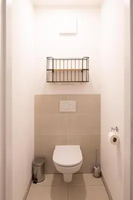 Ein Badezimmer in der Unterkunft Modern apartment w/ cozy balcony near city center